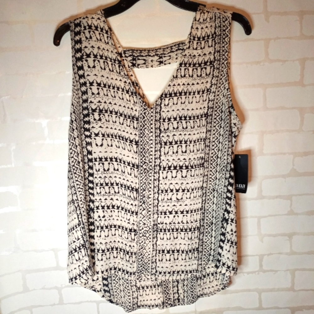 NWT a.n.a gorgeous  Large sleeveless flowy lightweight blouse